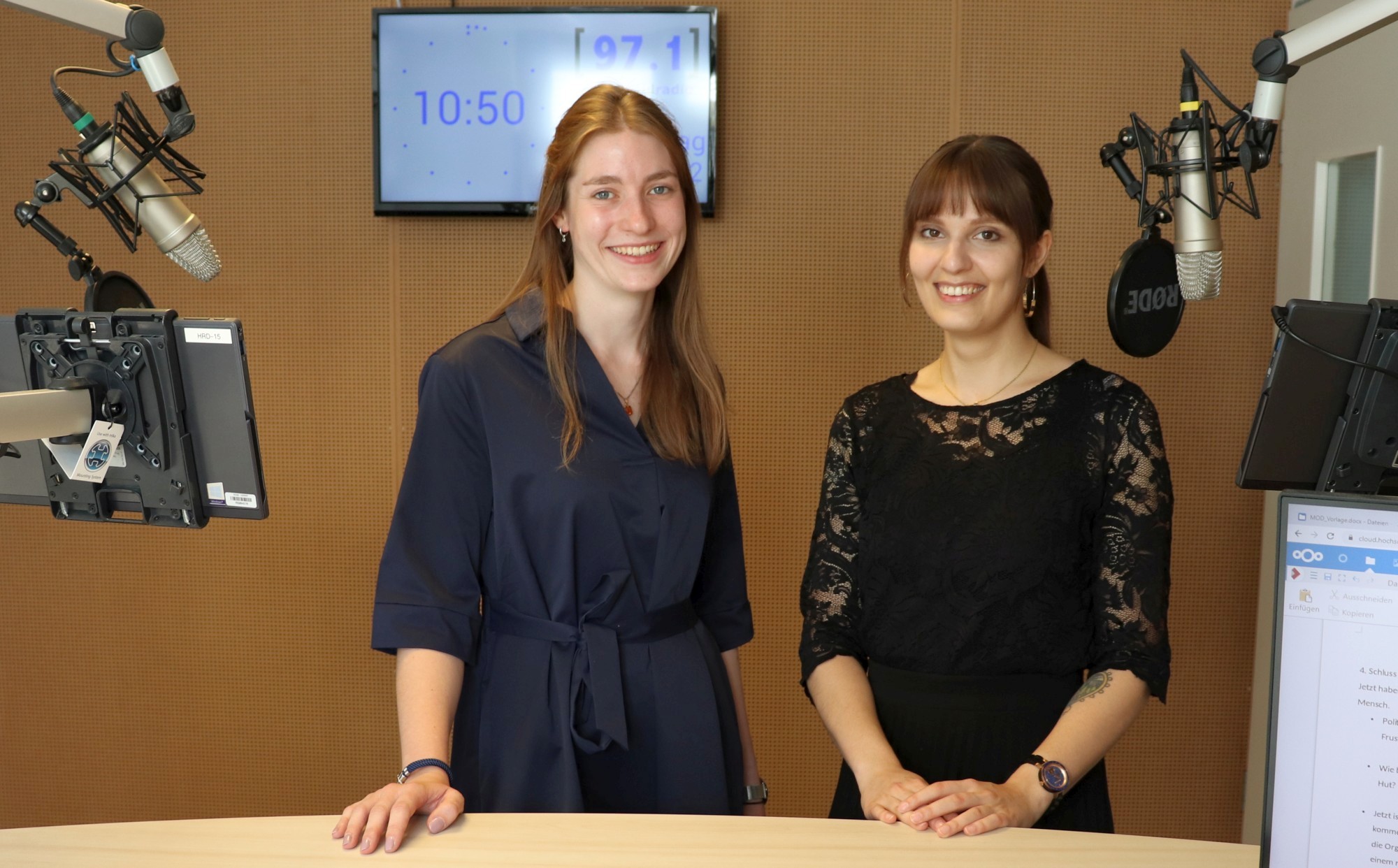 Greta Stangner und Celine Coldewe stehen im Studio von hochschulradio düsseldorf